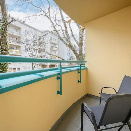 Lejlighed Comfortable With Two Bedrooms & Parking By Renters *