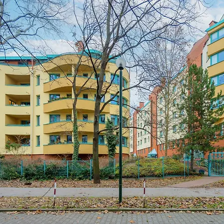 아파트 Comfortable With Two Bedrooms & Parking By Renters *