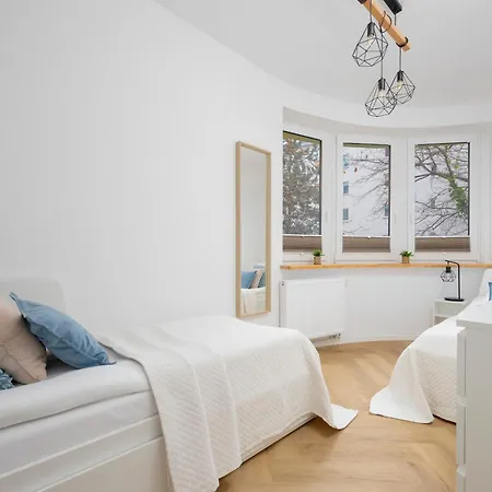 Comfortable With Two Bedrooms & Parking By Renters Warszawa