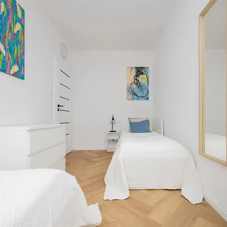 Comfortable With Two Bedrooms & Parking By Renters *