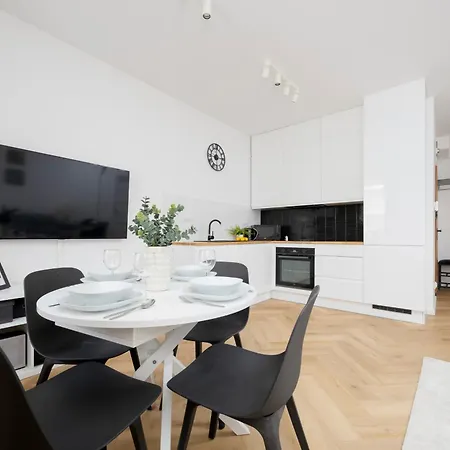 Comfortable With Two Bedrooms & Parking By Renters 바르샤바