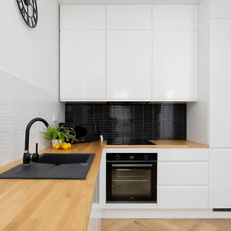 Comfortable With Two Bedrooms & Parking By Renters