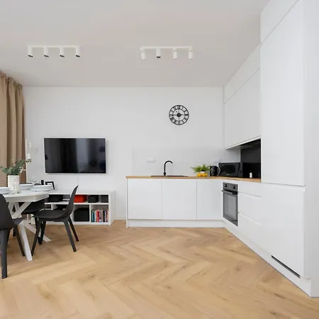 Comfortable With Two Bedrooms & Parking By Renters Lejlighed