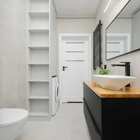 Comfortable With Two Bedrooms & Parking By Renters *