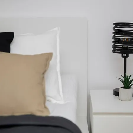 Comfortable With Two Bedrooms & Parking By Renters Warszawa