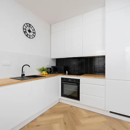 Comfortable With Two Bedrooms & Parking By Renters