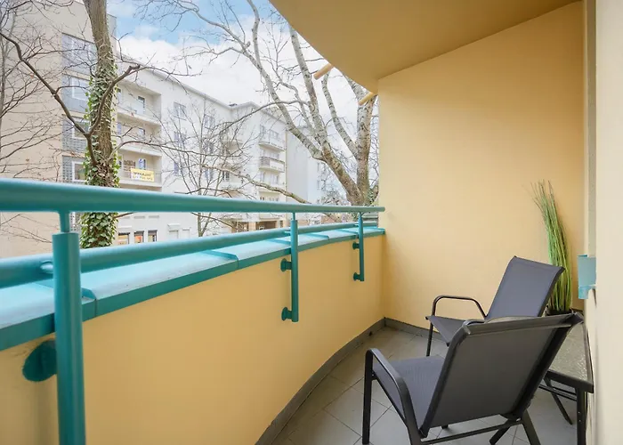 Lägenhet Comfortable With Two Bedrooms & Parking By Renters *