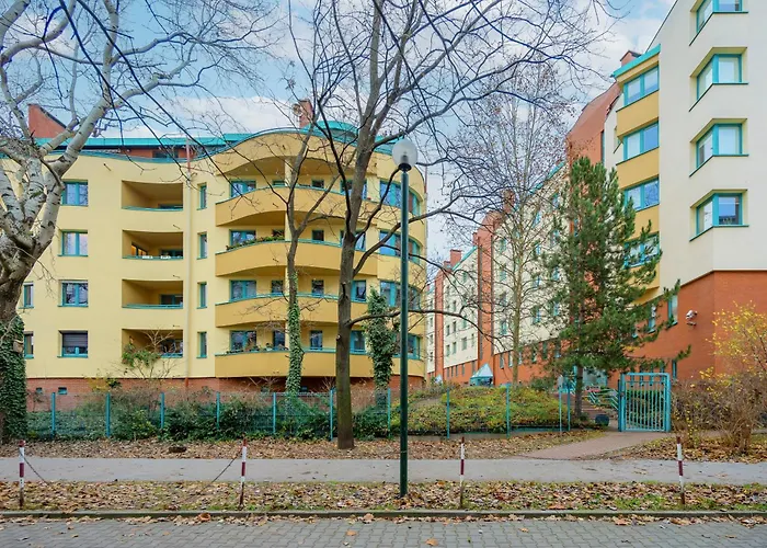 Lägenhet Comfortable With Two Bedrooms & Parking By Renters *