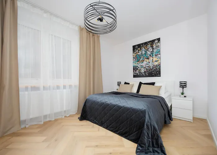 شقة Comfortable With Two Bedrooms & Parking By Renters وارسو