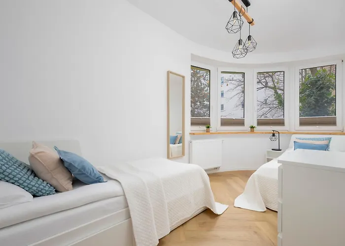 Comfortable With Two Bedrooms & Parking By Renters Varşova