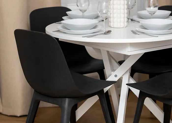 Comfortable With Two Bedrooms & Parking By Renters Lägenhet