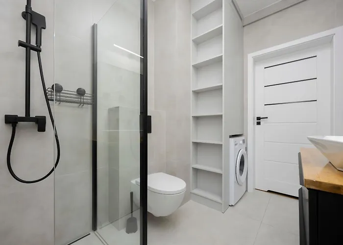 Comfortable With Two Bedrooms & Parking By Renters Varşova