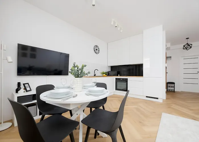 Comfortable With Two Bedrooms & Parking By Renters Warszawa