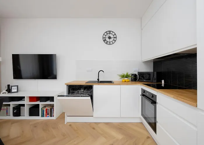 شقة Comfortable With Two Bedrooms & Parking By Renters *