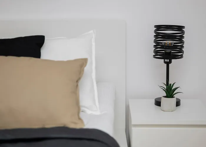 Comfortable With Two Bedrooms & Parking By Renters Varşova