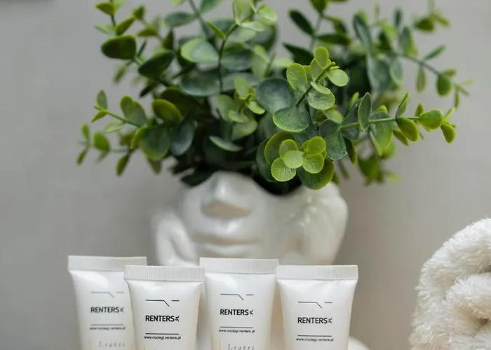 Comfortable With Two Bedrooms & Parking By Renters Warszawa