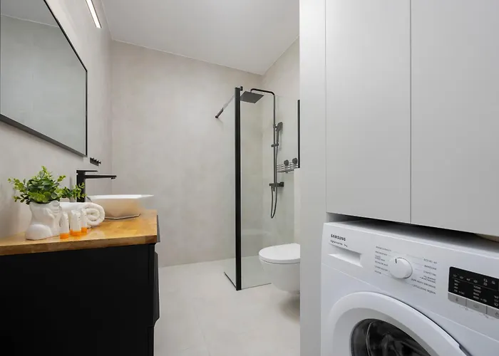 Lägenhet Comfortable With Two Bedrooms & Parking By Renters