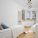 Comfortable With Two Bedrooms & Parking By Renters Varşova