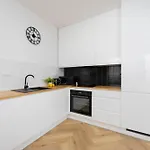 Comfortable With Two Bedrooms & Parking By Renters
