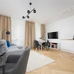 Comfortable With Two Bedrooms & Parking By Renters Apartamento *