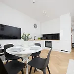 Comfortable With Two Bedrooms & Parking By Renters Varsóvia