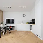 Comfortable With Two Bedrooms & Parking By Renters Apartamento