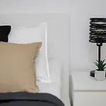 Comfortable With Two Bedrooms & Parking By Renters Varsóvia