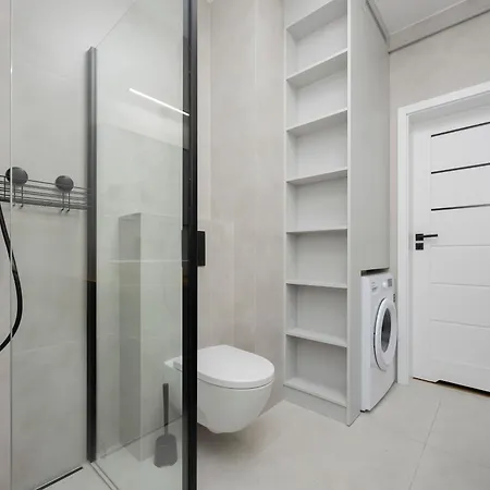 Comfortable With Two Bedrooms & Parking By Renters 华沙