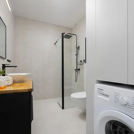 公寓 Comfortable With Two Bedrooms & Parking By Renters